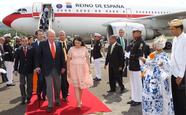 Las autoridades panameñas reciben al Rey en el aeropuerto. 