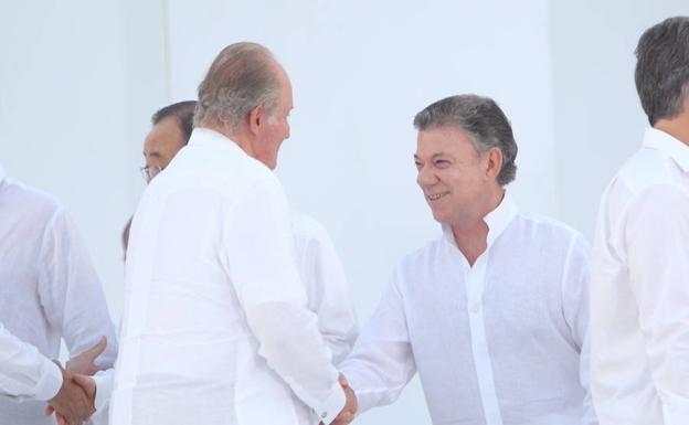 Juan Carlos I saluda al presidente colombiano, Juan Manuel Santos. 