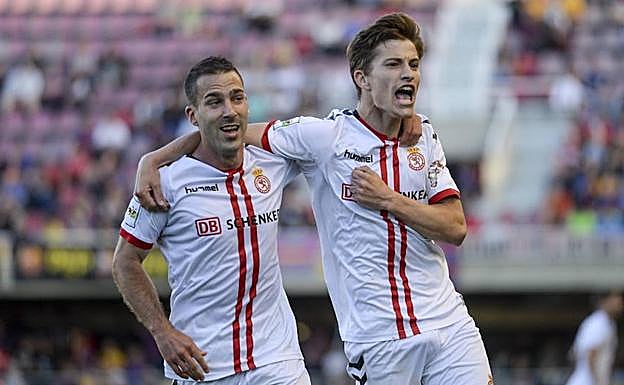 Toni celebra un gol con Julen Colinas.