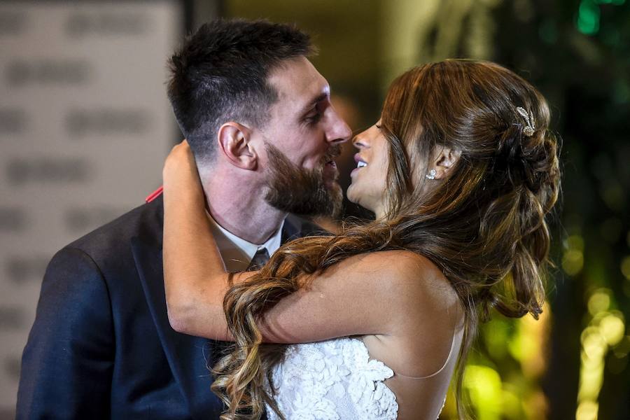 Lionel Messi (30 años) y su pareja, Antonela Roccuzzo (29), con quien tiene dos hijos, Thiago (4) y Mateo (1), se casaron este viernes en su Rosario natal ante unos 260 invitados, entre los se encontraban compañeros y excompañeros del futbolista del Barcelona y la selección argentina.