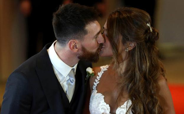 Messi besa a Antonella Rocuzzo durante su boda. 