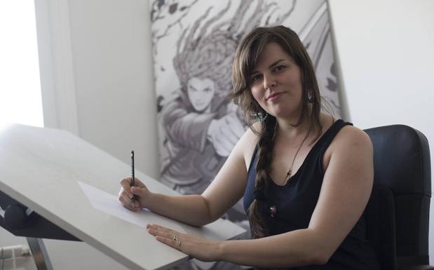 Imagen principal - Aneke, en su estudio, una página de Red Sonja dibujada por ella y una portada de 'Damsels'.