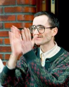 Imagen secundaria 2 - Ortega Lara saluda desde la ventana de su casa con su hijo en brazos tras ser liberado. A la izquierda, miles de personas piden su libertad en Getxo.