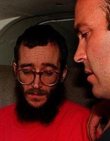 Imagen secundaria 2 - Ortega Lara con su hijo en brazos, junto a su esposa en una manifestación anti ETA. Abajo a la izquierda, los autores materiales del secuestro bromean durante el juicio.. 