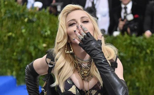 Madonna con mitones para tapar las manos, una zona del cuerpo que delata el paso de los años.