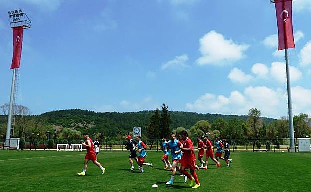 Entrenamiento de la selección de Castilla y León en los campos de la Federación Turca de Fútbol para preparar el encuentro de mañana ante la Región 2 de Irlanda. 