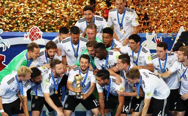 Los alemanes celebran su primera Copa Confederaciones. 