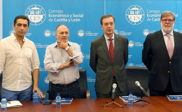 El presidente del CES, Germán Barrios (2D), presenta el Informe 'Situación económica y social de Castilla y León en 2016'. Junto a él, los secretarios autonómicos de UGT y CCOO, Faustino Temprano (2I) y Vicente Andrés, y el presidente de Cecale, Santiago Aparicio (D)