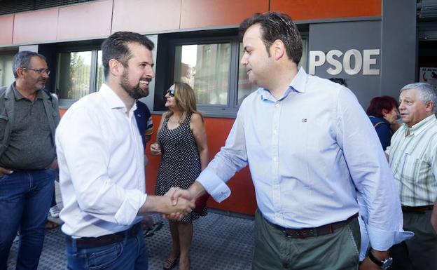 Luis Tudanca se encuentra con Tino Rodríguez en la sede del PSOE de León.