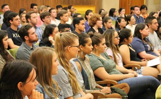 Alumnos durante la apertura del Curso de Verano.