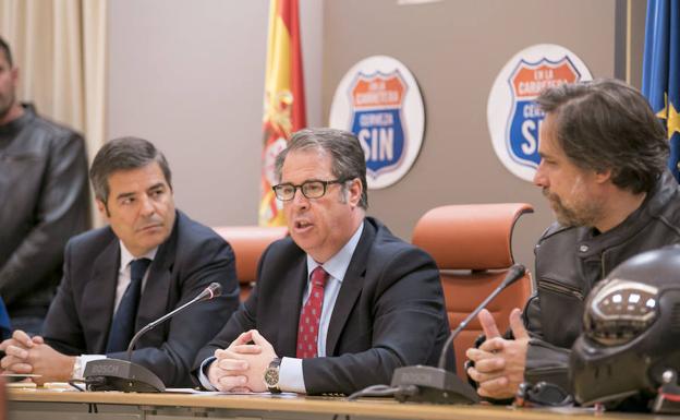 Gregorio Serrano, entre Jacobo Olalla (izq.) y Ramón Pradera (dcha.).