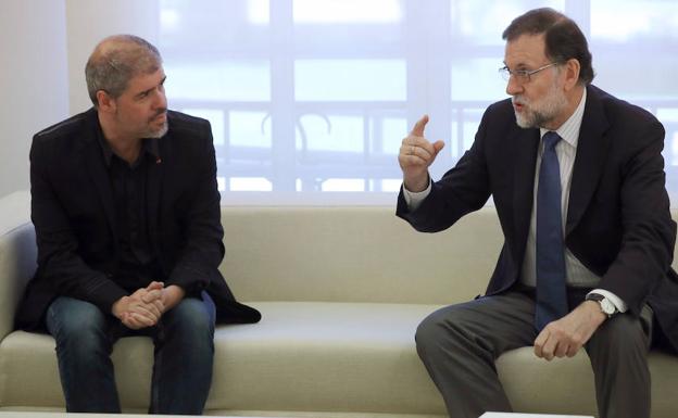 Rajoy (d) habla con Sordo. 