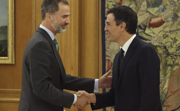 Felipe VI recibe a Pedro Sánchez. 