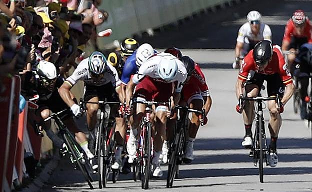 Momento en el que Sagan golpea con el codo a Cavendish. 