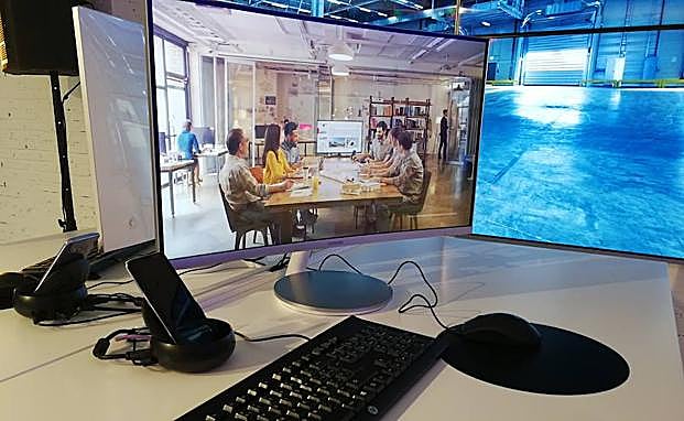 El Galaxy S8 conectado a la base DeX, que lo convierte en PC.