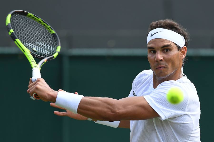 Rafa Nadal ha debutado en Wimbledon con una victoria sobre el tenista australiano por 6-1, 6-3 y 6-2.