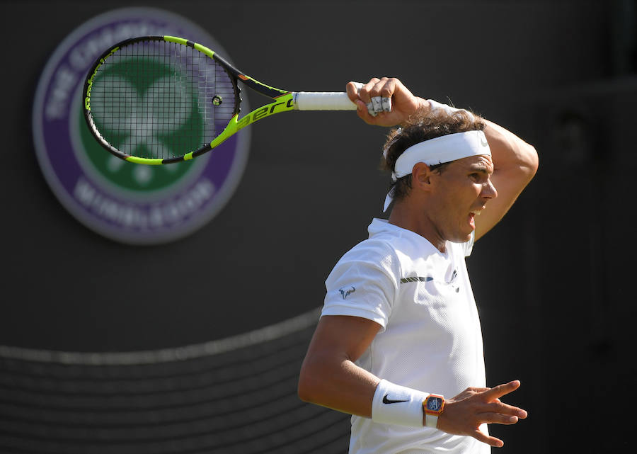 Rafa Nadal ha debutado en Wimbledon con una victoria sobre el tenista australiano por 6-1, 6-3 y 6-2.