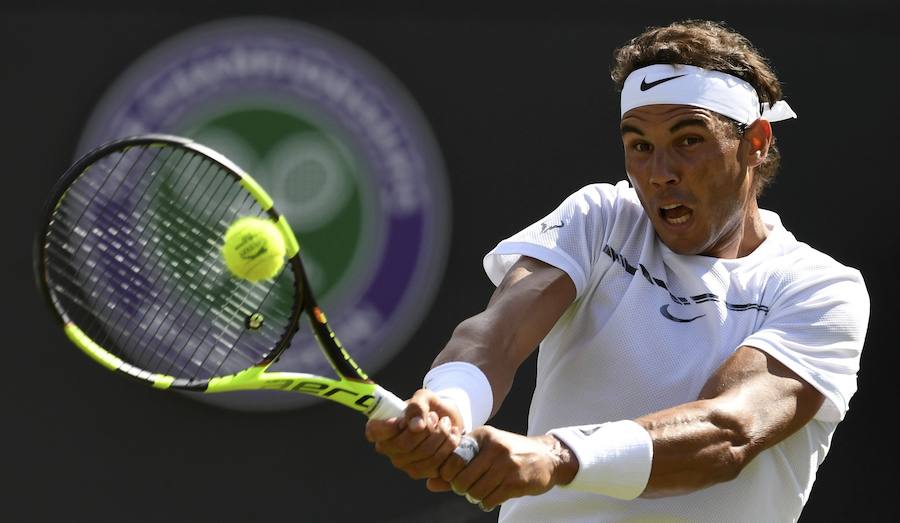 Rafa Nadal ha debutado en Wimbledon con una victoria sobre el tenista australiano por 6-1, 6-3 y 6-2.