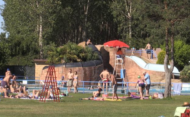 Imagen principal - Algunas de las piscinas de Valencia de Don Juan.