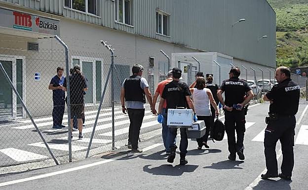 La Ertzaintza en la planta de Artigas, en Bilbao. 