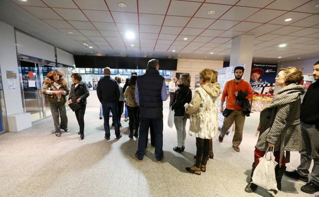 Colas en una sala de cine.