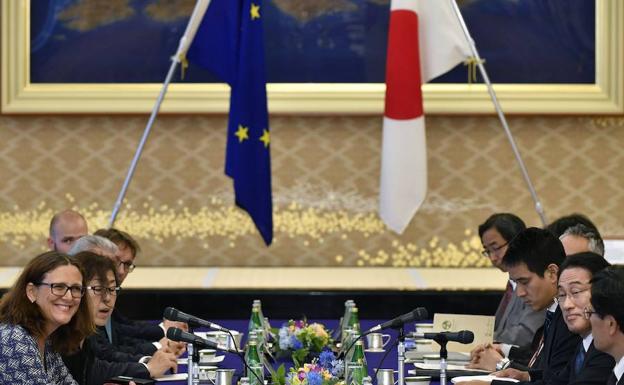 La comisaria de Comercio europea viajó a Tokio para cerrar el acuerdo comercial UE-Japón.