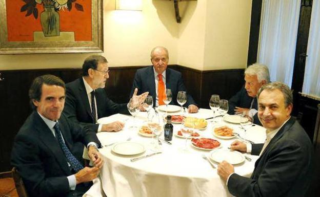 Los expresidentes del Gobierno, junto al Rey Juan Carlos y el jefe del Ejecutivo Mariano Rajoy.