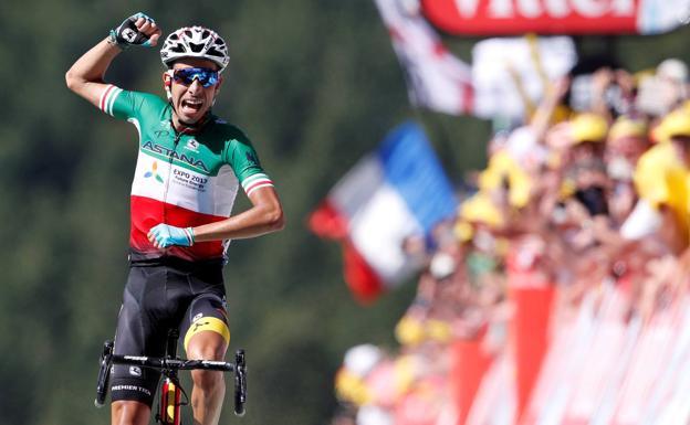 Fabio Aru celebra la victoria de etapa. 