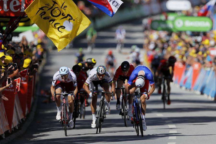 Arnaud Démare se llevó el triunfo en un sprint marcado por el codazo de Sagan a Cavendish y su posterior expulsión del Tour de Francia.
