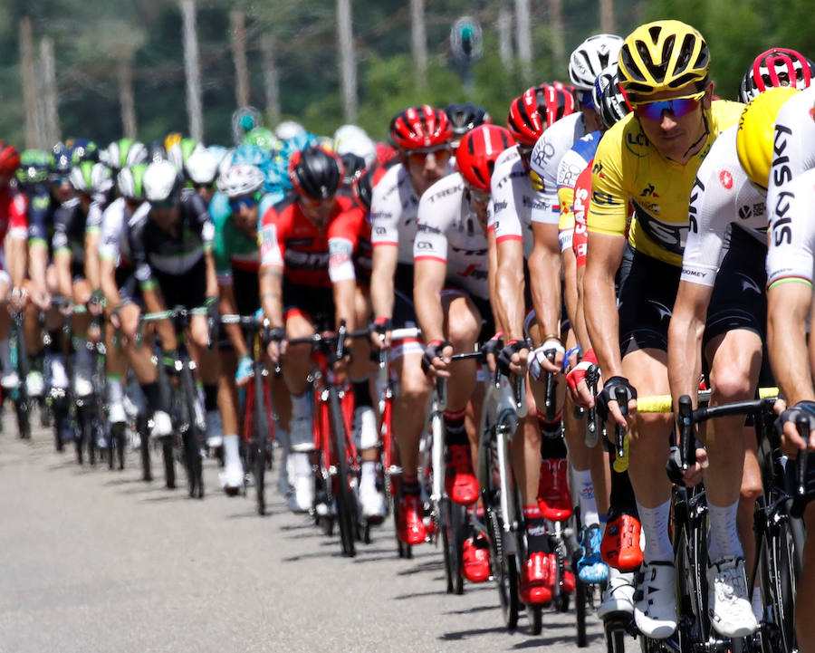 Arnaud Démare se llevó el triunfo en un sprint marcado por el codazo de Sagan a Cavendish y su posterior expulsión del Tour de Francia.