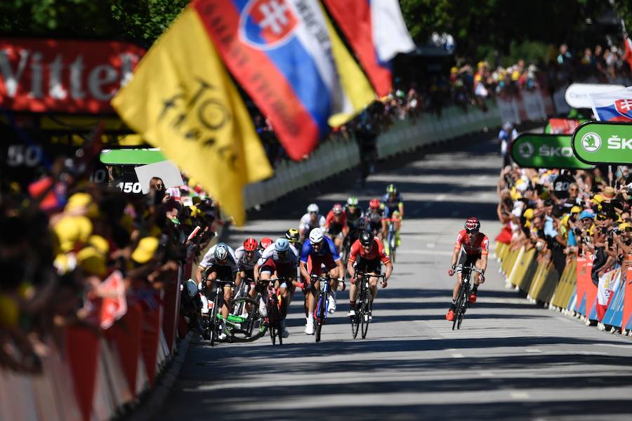 Arnaud Démare se llevó el triunfo en un sprint marcado por el codazo de Sagan a Cavendish y su posterior expulsión del Tour de Francia.