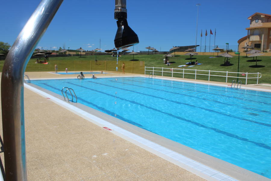Las piscinas de Valdefresno ponen a disposición de los leoneses unas amplias instalaciones a tan sólo 10 kilómetros de la capital