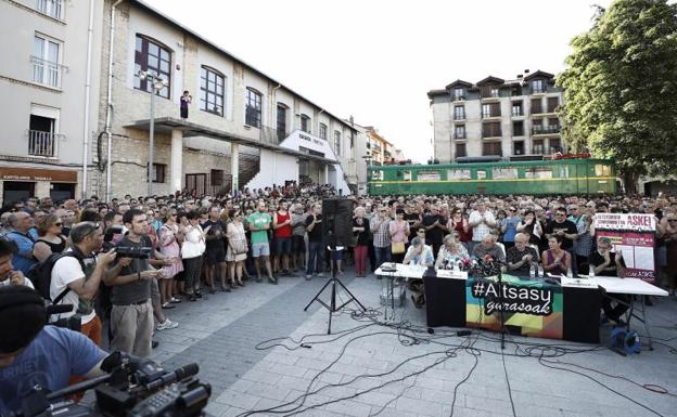 Familiares de los detenidos, ayer en una rueda de prensa. 