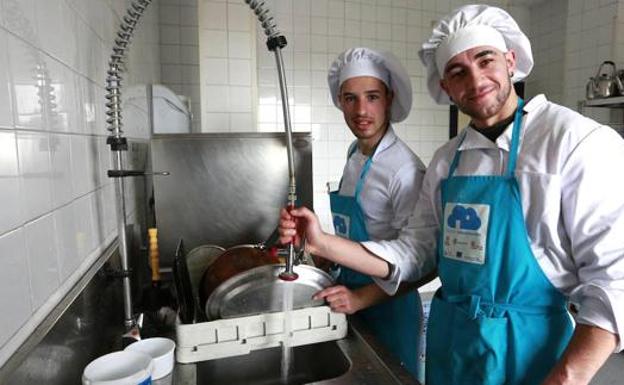 Dos jóvenes se forman para conseguir un empleo.