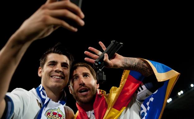 Álvaro Morata celebra junto a Sergio Ramos el último título de Liga. 