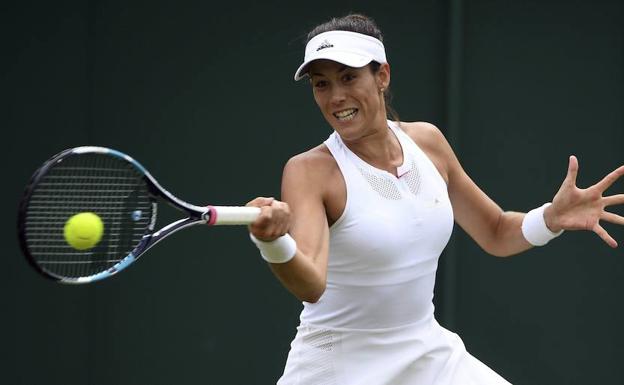 Garbiñe Muguruza devuelve una pelota de derecha.