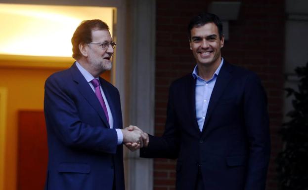 Rajoy y Sánchez en Moncloa.