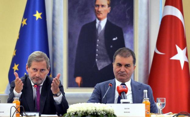 El Comisario Europeo Hahn y el Ministro de Exteriores turco Celik, reunidos en Ankara. 