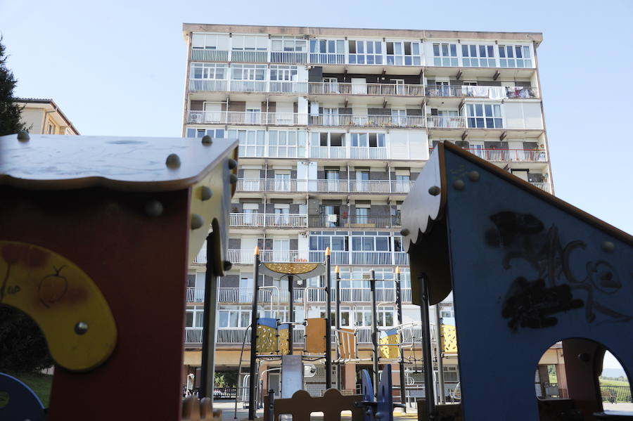 Exterior del bloque de viviendas en el barrio de Beraun de Rentería. 