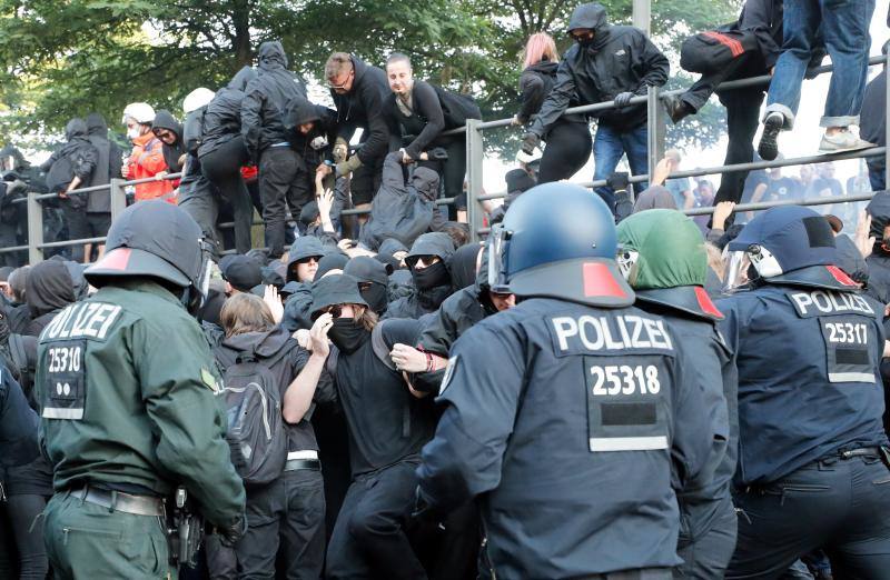 La Policía ha decidido cargar contra la marcha de más de 10.000 personas, entre ellas muchas vestidas de negro y con pasamontañas, que lanzaron piedras, botellas y petardos contra los agentes