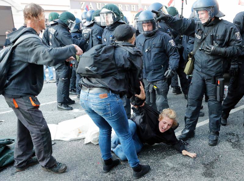 La Policía ha decidido cargar contra la marcha de más de 10.000 personas, entre ellas muchas vestidas de negro y con pasamontañas, que lanzaron piedras, botellas y petardos contra los agentes