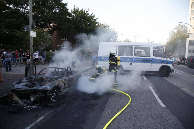 La Policía ha decidido cargar contra la marcha de más de 10.000 personas, entre ellas muchas vestidas de negro y con pasamontañas, que lanzaron piedras, botellas y petardos contra los agentes