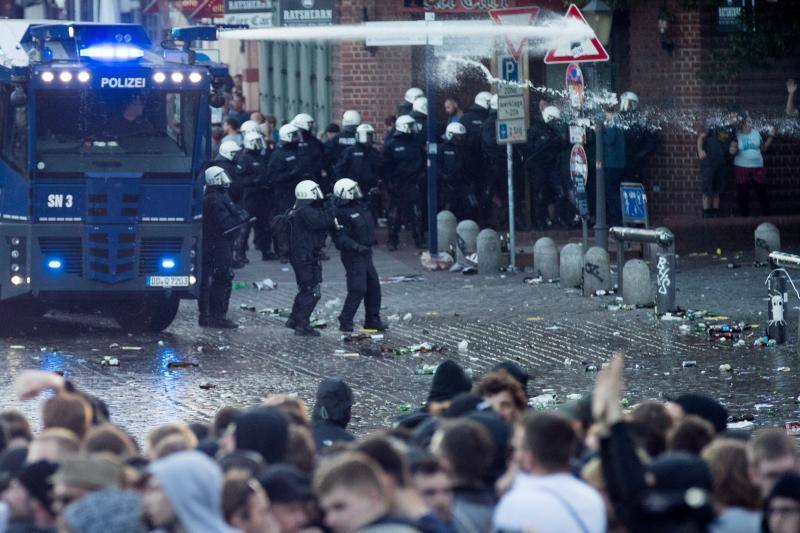 La Policía ha decidido cargar contra la marcha de más de 10.000 personas, entre ellas muchas vestidas de negro y con pasamontañas, que lanzaron piedras, botellas y petardos contra los agentes