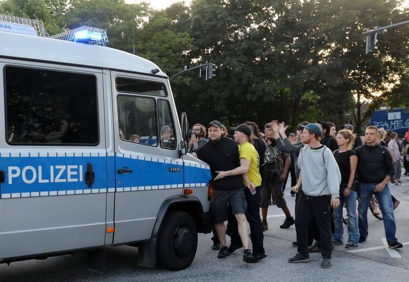 La Policía ha decidido cargar contra la marcha de más de 10.000 personas, entre ellas muchas vestidas de negro y con pasamontañas, que lanzaron piedras, botellas y petardos contra los agentes