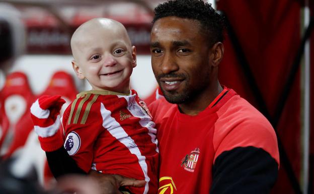 Bradley Lowery con Jermain Defoe. 