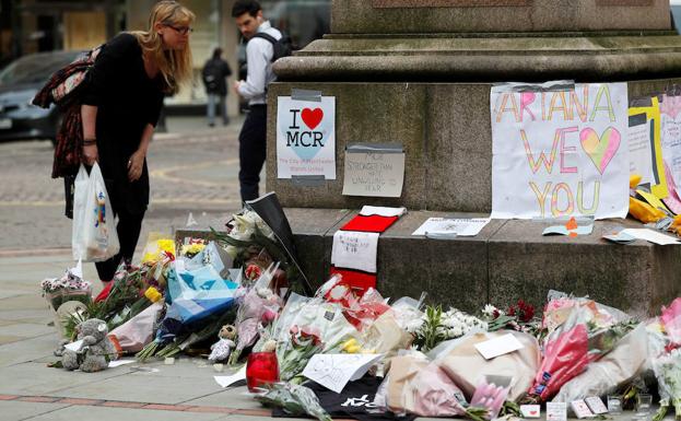 Homenaje a las víctimas por el atentado de Mánchester.