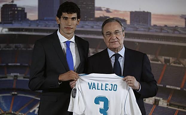Jesús Vallejo posa con su nueva camiseta con el presidente blanco Florentino Pérez. 