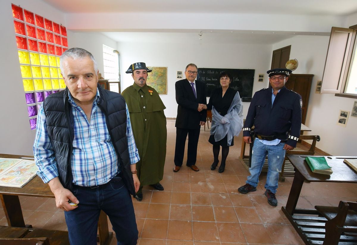 Evelio Cadenas, percusor del rodaje de la 'Boda estorbada' y algunos de los actores que participarán en la película ambientada en los años 40 en Fabero