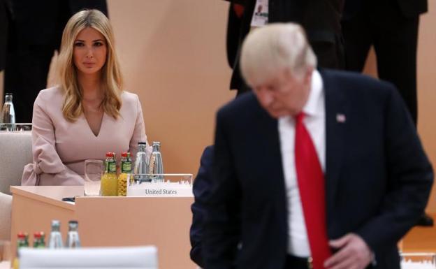 Ivanka Trump, en segundo plano tras su padre, Donald Trump.