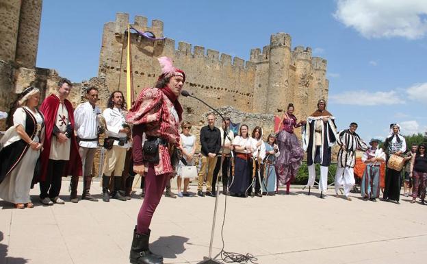 El trovador Crispín de Olot dió el pregón inaugural del mercado.